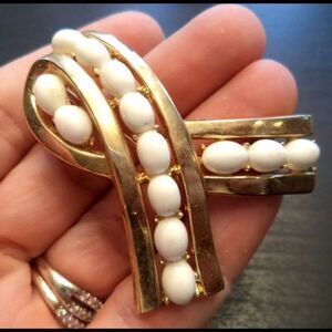 RARE VINTAGE SIGNED CROWN TRIFARI THERMOSET GOLD TONE 2 1/8" BROOCH